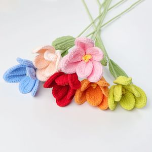 Bouquet di petali di tulipano in maglia di lana intrecciata a mano fiore artificiale uncinetto per regalo - Product Image 4
