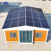 Villa préfabriquée moderne à énergie solaire avec panneaux de toit intégrés, porte double en verre, espace intérieur pratique, maison modulaire