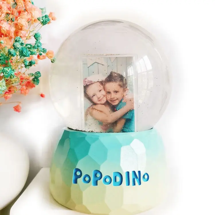 Vendita calda 100mm Custom Snowglobe di plastica Snowball telaio foto regalo in resina artigianato Souvenir immagine del globo di neve