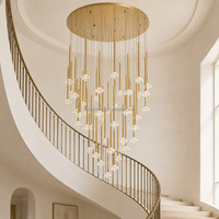 Lustre en verre en cascade avec pendentifs en tubes métalliques fins pour grandes escalinades, salons d'hôtel et halls à double hauteur