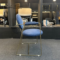 Chaise de salle à manger moderne en velours bleu Renoides Keynes, avec cadre en métal doré, dossier rond et accoudoirs rembourrés, pour restaurant, café, hôtel