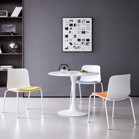 Chaise de salle à manger ergonomique en plastique PP courbé, empilable, gain de place, livraison rapide, idéale pour les hôpitaux et les cafés