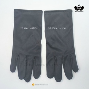 Guantes Negros de Microfibra Personalizados con Logotipo Blanco para Vendedoras de Joyería - Product Image 3