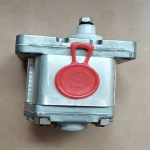 ปั๊มเกียร์ GHP2A D 16 FG ขนาด 16 ซม. ปรับอัตราการไหลได้ 1 แรงม้า ปั๊มไฮดรอลิกไฟฟ้า พร้อมชุดติดตั้งแบบ Card Sleeve - Product Image 1