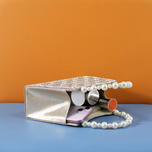 Borsa a Tracolla di Lusso con Manico Corto a Ventaglio con Perle e Cristalli, Design Elegante per Donne - Product Image 4