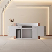 Bureau de réception de salon de beauté de forme ovale au design de luxe avec Led Bureau de réception moderne en acier inoxydable noir blanc pour le bureau