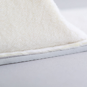 Pantuflas Blancas de Fábrica en Oferta, Logotipo Personalizado Bordado, Pantuflas Desechables de Hotel con Punta Cerrada y Diseño de Gofre - Product Image 2