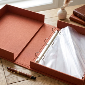 Boîte à souvenirs en lin artisanale avec reliure à 3 anneaux pour documents et objets précieux - Product Image 1