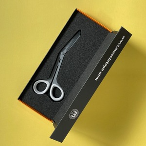 Ciseaux fabriqués au Japon pour le taping musculaire, coupe de précision pour les spécialistes du taping, ciseaux ergonomiques. - Product Image 1
