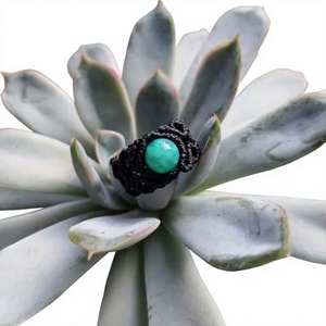 Anillo de macramé negro con piedra turquesa, joyería boho hecha a mano, venta al por mayor - Product Image 1