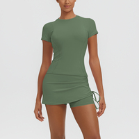 Ensemble de sport pour femmes à manches courtes, haut à col rond, jupe froncée avec cordon de serrage, short intégré, tenue de tennis et de yoga douce et extensible, 14 couleurs