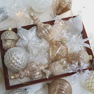 Adorno de cristal vintage con borde dorado y purpurina, con diseño de diamante, raya vertical, bola, estrella, piña, lentejuela, caramelo y árbol de Navidad - Product Image 1
