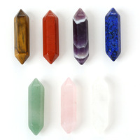 Mini baguettes en cristal faites à la main de 8x32mm Chakra de colonne hexagonale à Double pointe assortie de pierres précieuses naturelles