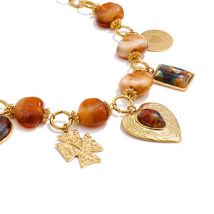 XY 2263 Retro Bernsteinfarbene Acrylperlen Edelstahl Vergoldete Halskette Metall Herz Kreuz Anhänger Halskette für den Urlaub - Product Image 1