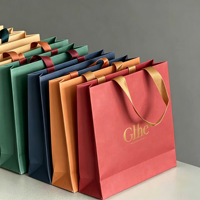 Sac en papier recyclable pour l'emballage de vêtements et de chaussures, carton blanc robuste, capacité de 6 à 9 kg, poignée personnalisée OEM