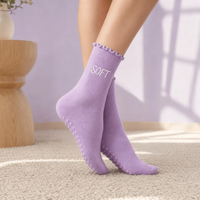 Chaussettes de yoga et de barre antidérapantes en coton avec logo personnalisé pour femmes, chaussettes de Pilates personnalisées pour femmes