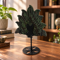 Sculpture de renard à neuf queues en cristal de zoïsite rubis de 13 cm avec support en métal noir pour la décoration intérieure