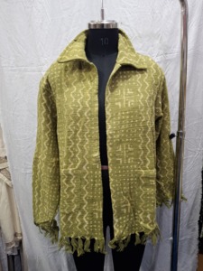 Chaqueta Verde Oliva con Estampado Étnico Elegante, Borlas en el Dobladillo, Frente Abierto, Estilo Boho para Usar en Capas - Product Image 5