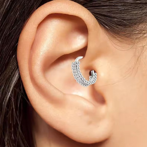 Anneau de nez en titane avec zircon incrusté, forme boule, bijou de piercing articulé ouvert pour piercing de nez ASTM F136 - Product Image 3