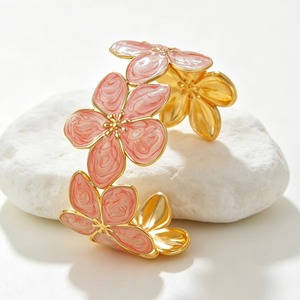 Bracelet manchette fleuri en acier inoxydable émaillé, bracelet manchette ouvert couleur or, bijoux floraux colorés pour femme - Product Image 4