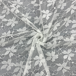 Tessuto in Pizzo Chantilly di Alta Qualità con Motivo Floreale Bianco Svizzero, Elegante per Abiti da Sposa, Disponibile in Stock - Product Image 3