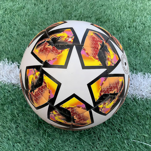 Ballon de football d'entraînement durable taille 5 pour <span class=keywords><strong>jeunes</strong></span> et adultes, idéal pour les matchs et les entraînements en extérieur, avec revêtement en PU souple et chambre à air robuste - Product Image 4