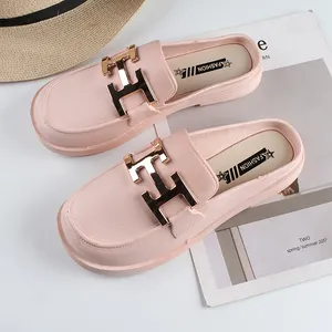 여름 뜨거운 판매 새로운 PVC 여성의 Baotou 슬리퍼 금속 H 자형 편안한 플랫 신발 캐주얼 게으른 야외 샌들