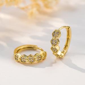 Pendientes de Aro con Diseño Floral Incrustado con Circonitas en Oro de 18K, Joyería para Regalo - Product Image 3