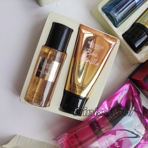 ผลิตภัณฑ์ดูแลผิวกาย โอเม บอดี้แคร์ บอดี้สแปลช เซนโรติส ซีเคร็ทส์ เพอร์ฟูมส์ เดอ มูเยร์ ดีไซเนอร์ 75 มล. สเปรย์+75 มล. โลชั่น นีเบลา คอร์ปอรัล - Product Image 3