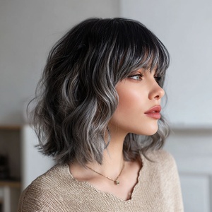 Perruque courte ondulée synthétique résistante à la chaleur, <span class=keywords><strong>dégradé</strong></span> gris-noir, <span class=keywords><strong>avec</strong></span> <span class=keywords><strong>frange</strong></span> et mèches, filet à <span class=keywords><strong>cheveux</strong></span> transparent rose SM553 - Product Image 3