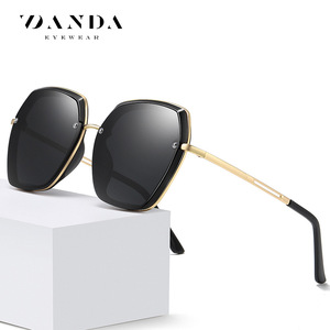Danda Lunettes de soleil polarisées pour femmes, monture noire, bordure dorée, protection UV400, lunettes de soleil tendance 2212 - Product Image 1