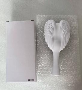 Peigne et brosse créatifs en plastique en forme d'ailes d'ange, avec poignée portable et poils doux, vente en gros - Product Image 2