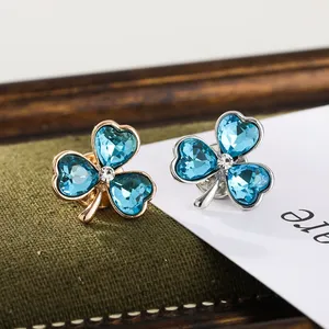 Broche Yumoreal Chapado en Oro con Aleación de Zinc, Forma de Trébol, Adornado con Piedras de Cristal y Perlas, para Mujeres, Hombres, Unisex, Regalo de Boda o Compromiso - Product Image 1