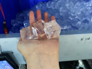 เครื่องทำน้ำแข็งก้อนใหญ่สำหรับโรงงานอุตสาหกรรม BLG รุ่น Maquina De Hielo ระบบพ่นความเย็น ผลิตน้ำแข็งใสแข็ง สำหรับบาร์ โรงแรม ร้านอาหาร และร้านเครื่องดื่ม - Product Image 2