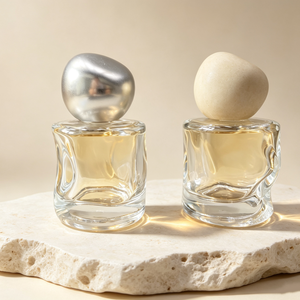 Vente en gros de flacons de parfum élégants et transparents de 50 ml, flacon pulvérisateur en verre au design fantaisie avec <span class=keywords><strong>bouchon</strong></span> à bille noir, or ou argent - Product Image 1
