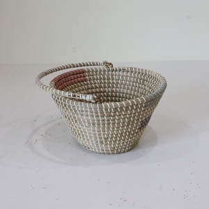 Wholesale <b>Round</b> Seagrass Woven <b>Storage</b> <b>Basket</b> with Handle for Home Organization and Decoration - Product Image 1