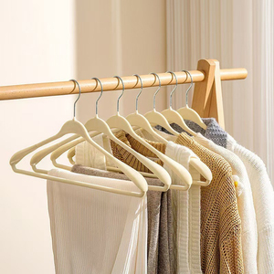 Organizzatore per Armadio Personalizzabile Chrisma con Gancio Largo, Appendiabiti Antiscivolo in Plastica per Cappotti e Abiti, Grucce in Tessuto Vellutato - Product Image 1