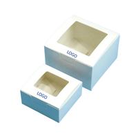 Boîte à pâtisserie rigide en carton recyclé bleu clair mat personnalisée avec fenêtre transparente et couvercle à rabat, gaufrage et impression offset
