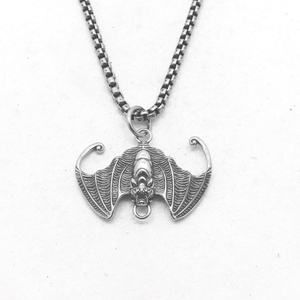 Pendentif de collier en acier titane, pendentif chauve-souris rétro, accessoires de vêtements de moto tendance pour hommes et femmes, bijoux pour hommes - Product Image 1