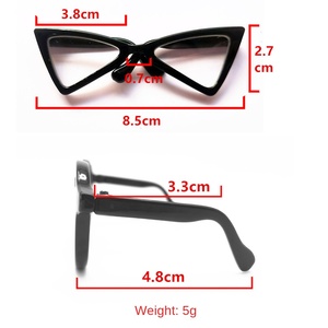 La 20cm Mini muñeca de moda con 8 gafas de sol triangulares de colores PVC y Material de felpa juguete para niñas vestido de moda - Product Image 2