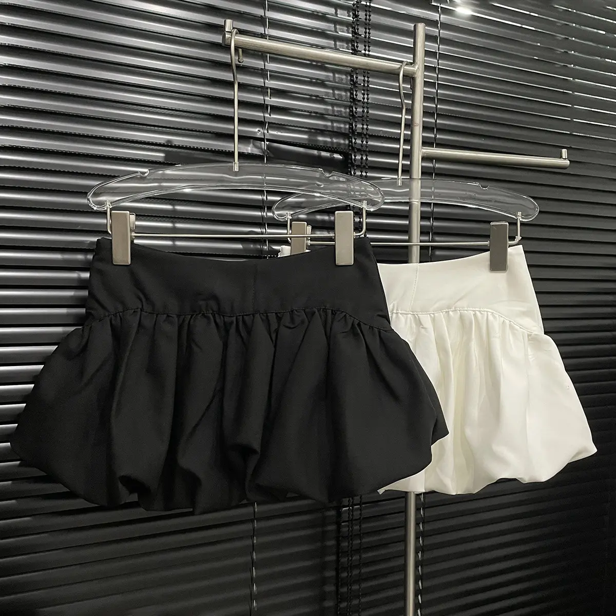 2024 летняя новая однотонная пушистая Короткая юбка для женщин с высокой талией и универсальная юбка с пузырьками и цветами