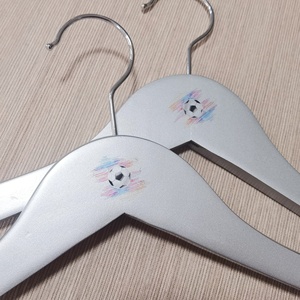Nuovi Appendiabiti in Legno Argentato con Logo Personalizzato per Calcio, per Negozi di Abbigliamento - Product Image 2