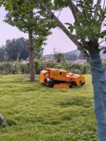 Débroussailleuse robotisée autonome avec télécommande GPS et broyeur sur chenilles pour vergers et remise en état des terres