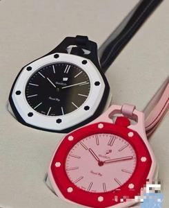 Horloge murale décorative <span class=keywords><strong>moderne</strong></span> de salon avec chaînes, mouvement à quartz silencieux en acier inoxydable coloré de luxe, avec lumière nocturne - Product Image 1