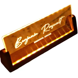 Copo de mesa com base iluminada para escritório, luminária de madeira com sublimação LED para funcionários, placa de nome em acrílico personalizada