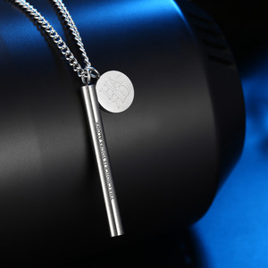 Un conjunto de collares minimalistas de estilo unisex con un diseño geométrico mate único, perfecto para un look versátil y artístico. - Product Image 4