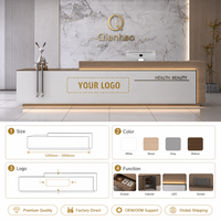 Comptoir de réception moderne avec finition dorée, panneau cannelé en MDF, plateau à niveaux multiples et base LED pour salon de manucure et bureau