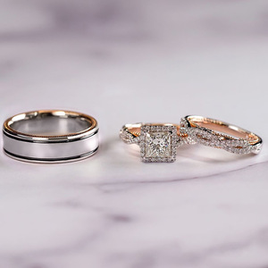 Anello di Fidanzamento H521 con Diamante Taglio Principessa, Oro Bianco Naturale, Anelli con Pietre Laterali Colore D per Donna - Product Image 3