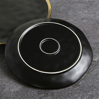 Ensemble d'assiettes rondes de luxe en céramique, noir mat, pour restaurant, maison, vaisselle de table, assiette en céramique avec bordure dorée, vente en gros, 9 pièces