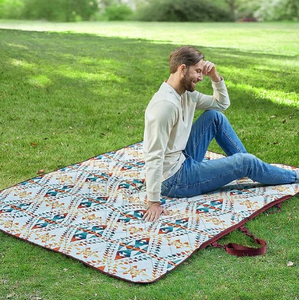 Tapis de plage imperméable pliable sac à bandoulière conception de rangement tapis de pique-nique sans sable pour le camping en plein air - Product Image 2